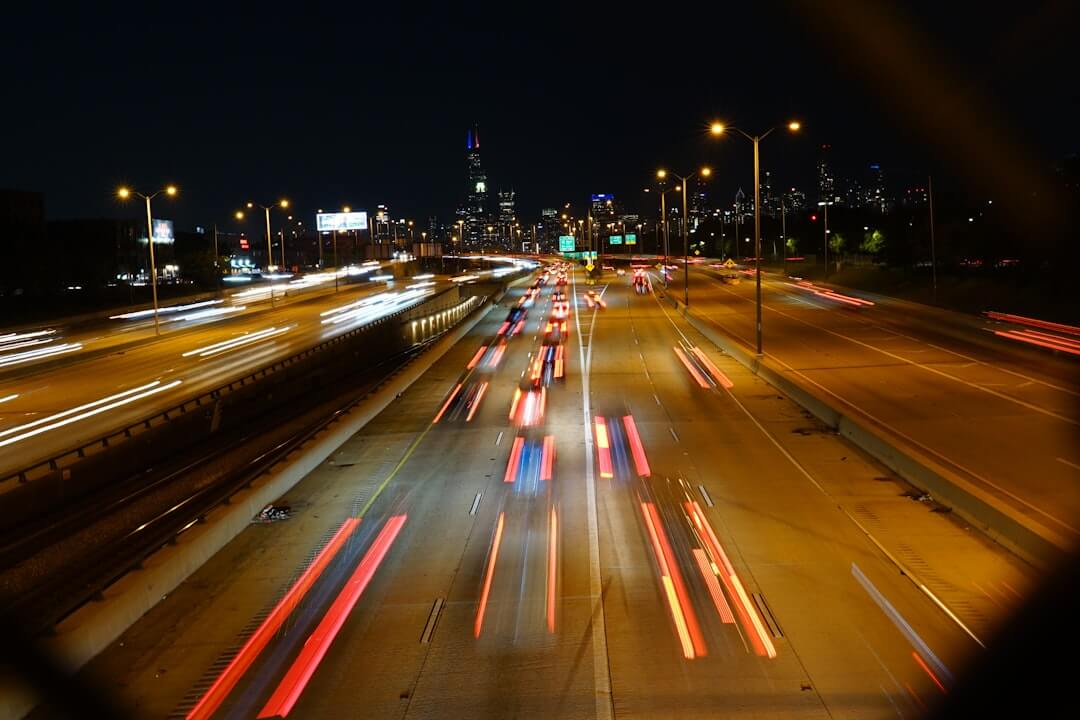 A city street filled with lots of traffic at night