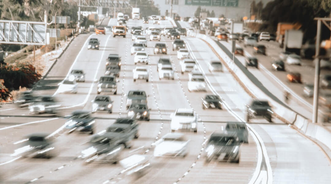 a blurry picture of a highway filled with lots of traffic