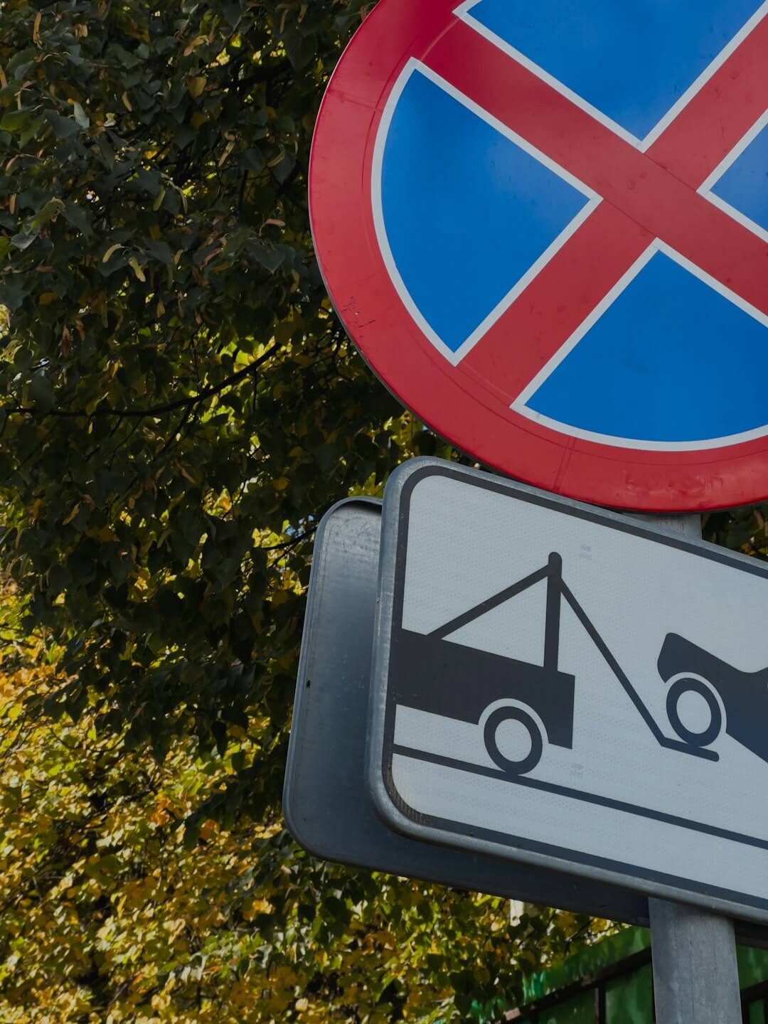 No parking and towing zone sign